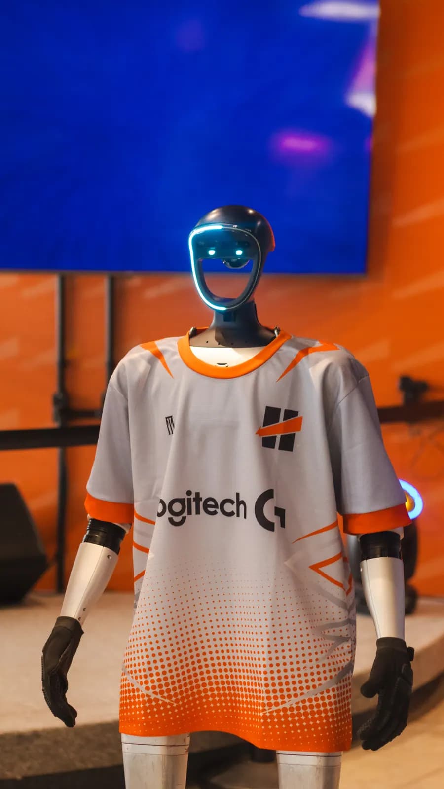 Crianças jogando no console na festa de aniversário gamer